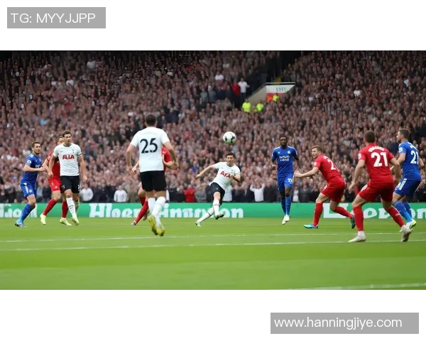 绿茵闪耀瞬间足球巨星精准传球引爆全场激情